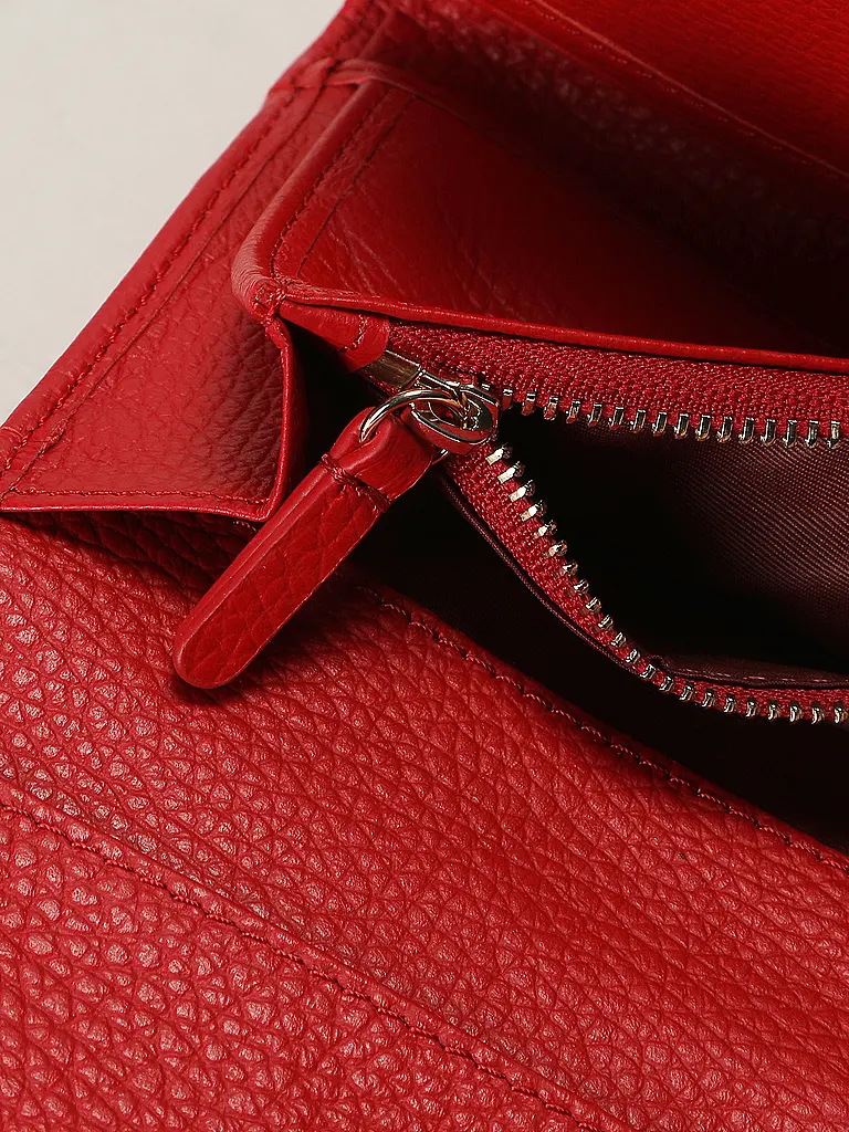 COCCINELLE | Nome prodotto: Portafoglio METALLIC SOFT
Marca: COCCINELLE
Colore: rosso
Categorie: Moda, Donna

Materiale: Pelle
Motivo: Tinta unita
Dettagli: Logo | Rosso