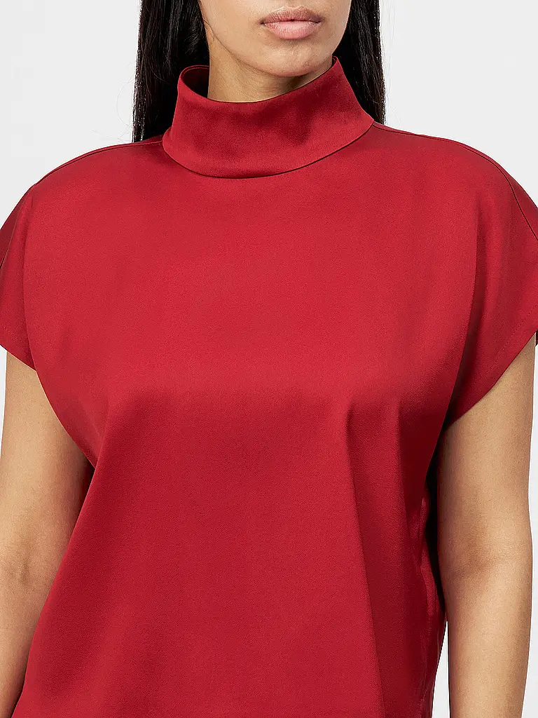 DRYKORN | Nome prodotto: Blusa ALARIA 1
Marca: DRYKORN
Colore: rosso
Categorie: Moda,Donna

Lunghezza manica: Manica corta
Materiale: Fibra sintetica,Stretch
Tipo di colletto: Collo alto
Motivo: Tinta unita
Vestibilità (capispalla): Ampia
Stile: Pure,Trend
Dettagl | 