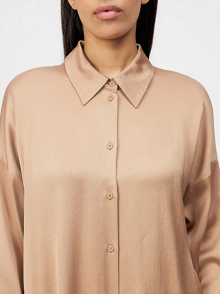 DRYKORN | Nome prodotto: Blusa CLOELIA
Marca: DRYKORN
Colore: camel
Categorie: Moda,Donna

Lunghezza manica: Manica lunga
Materiale: Fibra sintetica,Stretch,Satin
Tipo di colletto: Colletto a camicia
Motivo: Tinta unita
Vestibilità (capispalla): Ampia
Stile: Pure, | 
