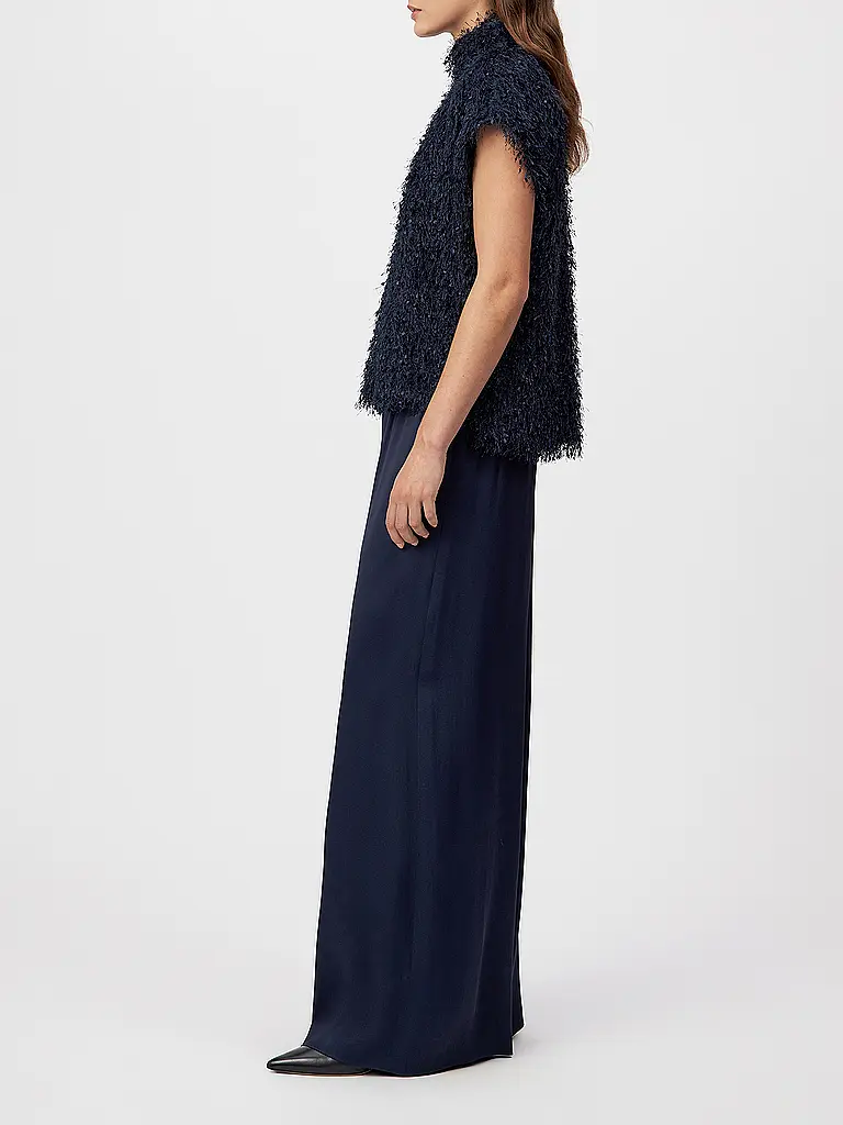 DRYKORN | Nome prodotto: Blusenshirt ALARIA_1
Marca: DRYKORN
Colore: blu scuro
Categorie: Moda,Donna

Lunghezza manica: Manica corta
Materiale: Fibra sintetica,Stretch
Tipo di colletto: Collo alto
Motivo: Tinta unita
Vestibilità (capispalla): Ampia
Stile: Pure,Tre | 