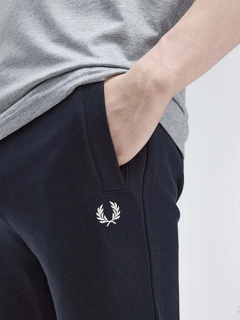 FRED PERRY | Jogginghose
Marca: FRED PERRY
Colore: blu
Categorie: Moda, Uomo
Materiale: Felpa, Cotone
Motivo: Tinta unita
Lunghezza (pantaloni/jeans): Lunghezza normale
Stile: Trend
Altezza vita: Vita media
Dettagli: Tasche laterali, Logo, Coulisse |