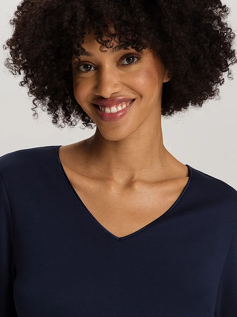HANRO | Pigiama
Marca: HANRO
Colore: blu scuro
Categorie: Moda, Donna

Lunghezza manica: Manica lunga
Scollo: Scollo a V
Materiale: Cotone | 