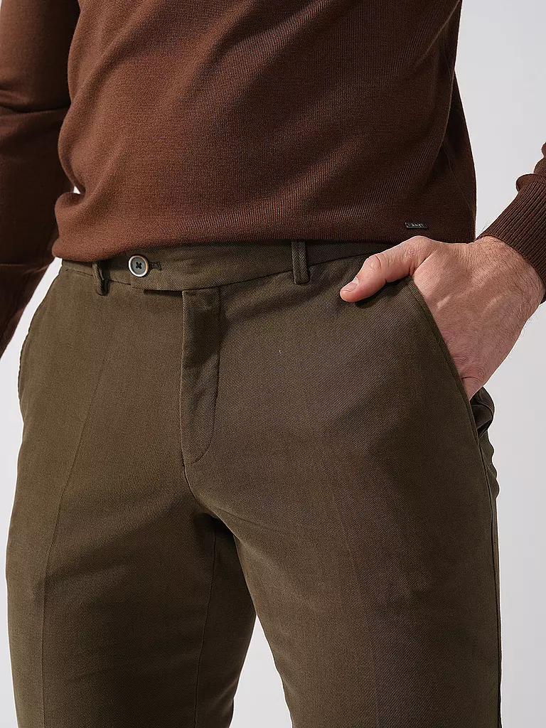 HILTL | Chino TRENTO Slim Fit | Oliva