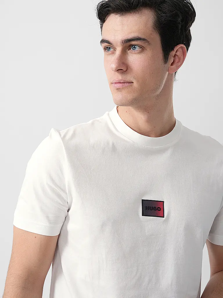 HUGO | Nome prodotto: T-Shirt DANOTIE
Marca: HUGO
Colore: bianco
Categorie: Moda,Uomo

Lunghezza manica: Manica corta
Scollo: Girocollo
Materiale: Jersey,Cotone
Motivo: Logo
Vestibilità (capispalla): Regular
Stile: Pure,Trend | Bianco