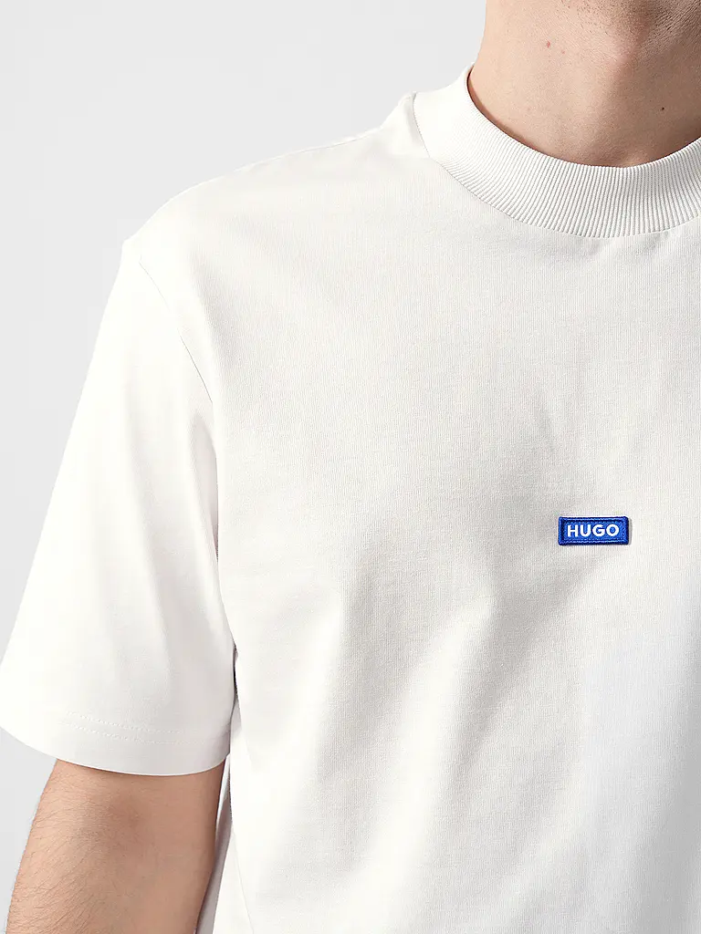 HUGO | Nome prodotto: T-shirt NIEROS
Marca: HUGO
Colore: bianco
Categorie: Moda, Uomo

Lunghezza manica: Manica corta
Scollo: Girocollo
Materiale: Jersey, Cotone
Motivo: Tinta unita
Vestibilità (capispalla): Regular
Dettagli: Logo | Bianco