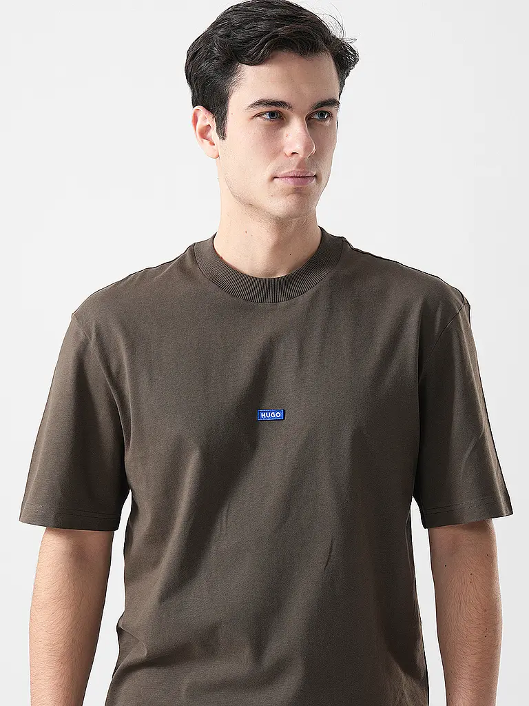 HUGO | Nome prodotto: T-Shirt NIEROS
Marca: HUGO
Colore: marrone
Categorie: Moda, Uomo

Lunghezza manica: Manica corta
Scollo: Girocollo
Materiale: Jersey, Cotone
Motivo: Tinta unita
Vestibilità (capispalla): Regular
Dettagli: Logo | Marrone