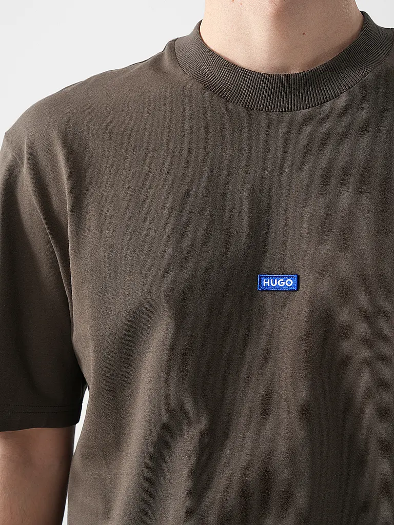 HUGO | Nome prodotto: T-Shirt NIEROS
Marca: HUGO
Colore: marrone
Categorie: Moda, Uomo

Lunghezza manica: Manica corta
Scollo: Girocollo
Materiale: Jersey, Cotone
Motivo: Tinta unita
Vestibilità (capispalla): Regular
Dettagli: Logo | Marrone