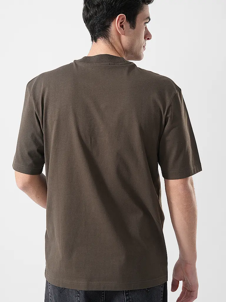 HUGO | Nome prodotto: T-Shirt NIEROS
Marca: HUGO
Colore: marrone
Categorie: Moda, Uomo

Lunghezza manica: Manica corta
Scollo: Girocollo
Materiale: Jersey, Cotone
Motivo: Tinta unita
Vestibilità (capispalla): Regular
Dettagli: Logo | Marrone