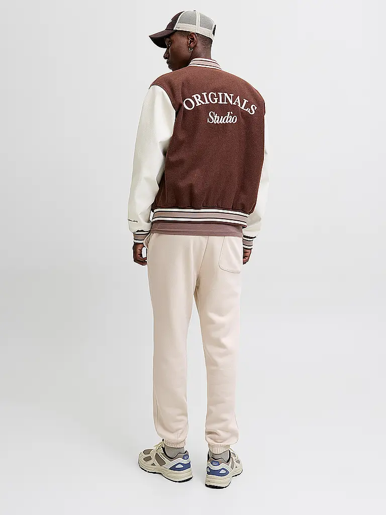 JACK & JONES | Nome prodotto: Jogginghose JPSTKANE
Marca: JACK & JONES
Colore: beige
Categorie: Moda, Uomo

Materiale: Felpa, Cotone
Motivo: Tinta unita
Lunghezza (Pantaloni/Jeans): Lunghezza normale
Altezza vita: Vita media
Dettagli: Coulisse | Beige