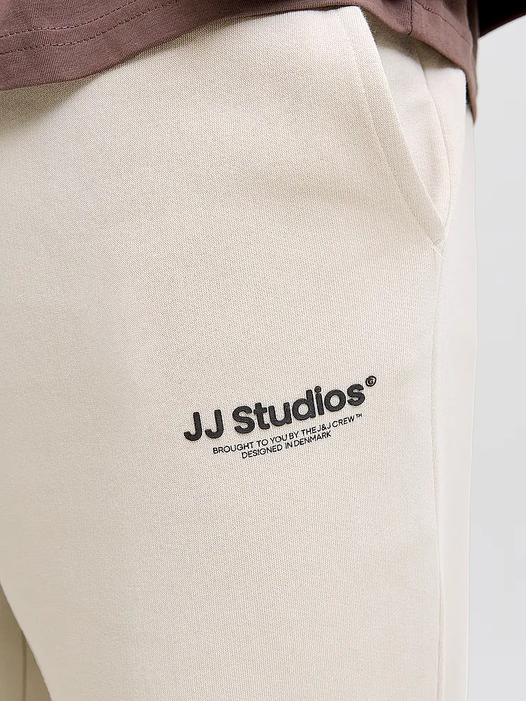 JACK & JONES | Nome prodotto: Jogginghose JPSTKANE
Marca: JACK & JONES
Colore: beige
Categorie: Moda, Uomo

Materiale: Felpa, Cotone
Motivo: Tinta unita
Lunghezza (Pantaloni/Jeans): Lunghezza normale
Altezza vita: Vita media
Dettagli: Coulisse | Beige