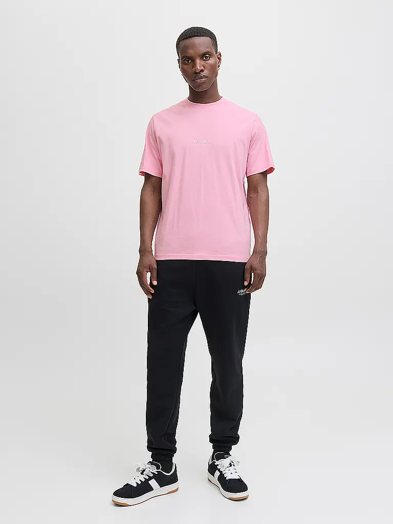 JACK & JONES | Nome prodotto: T-Shirt JJESOHO
Marca: JACK & JONES
Colore: rosa
Categorie: Moda, Uomo

Lunghezza manica: Manica corta
Scollo: Girocollo
Materiale: Cotone
Motivo: Tinta unita
Vestibilità (capispalla): Regular
Dettagli: Logo | Rosa