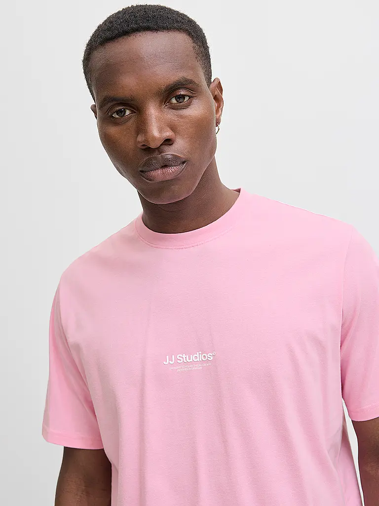 JACK & JONES | Nome prodotto: T-Shirt JJESOHO
Marca: JACK & JONES
Colore: rosa
Categorie: Moda, Uomo

Lunghezza manica: Manica corta
Scollo: Girocollo
Materiale: Cotone
Motivo: Tinta unita
Vestibilità (capispalla): Regular
Dettagli: Logo | Rosa