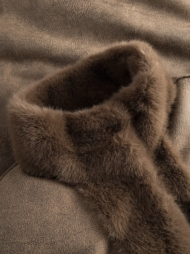 JOOP | Nome prodotto: Cappotto in pelliccia sintetica CIM
Marca: JOOP
Colore: marrone
Categorie: Moda, Donna

Lunghezza manica: Manica lunga
Materiale: Pelliccia sintetica, Poliestere / Poliammide
Tipo di collo: Collo alto
Motivo: Tinta unita
Vestibilità (capis | 