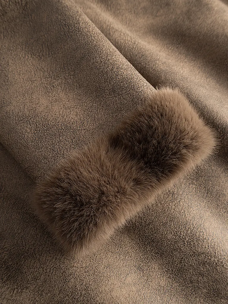 JOOP | Nome prodotto: Cappotto in pelliccia sintetica CIM
Marca: JOOP
Colore: marrone
Categorie: Moda, Donna

Lunghezza manica: Manica lunga
Materiale: Pelliccia sintetica, Poliestere / Poliammide
Tipo di collo: Collo alto
Motivo: Tinta unita
Vestibilità (capis | 