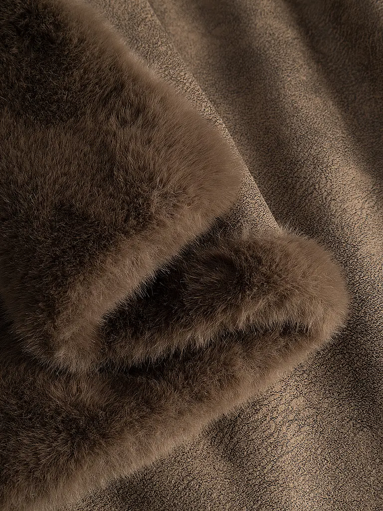 JOOP | Nome prodotto: Cappotto in pelliccia sintetica CIM
Marca: JOOP
Colore: marrone
Categorie: Moda, Donna

Lunghezza manica: Manica lunga
Materiale: Pelliccia sintetica, Poliestere / Poliammide
Tipo di collo: Collo alto
Motivo: Tinta unita
Vestibilità (capis | 