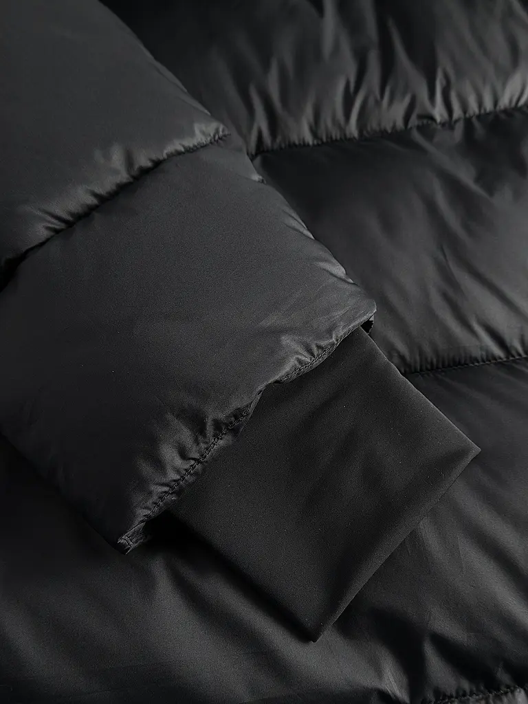 JOOP | Nome prodotto: Steppmantel CARINA
Marchio: JOOP
Colore: nero
Categorie: Moda,Donna

Lunghezza manica: Manica lunga
Materiale: Poliestere / Poliammide
Tipo di colletto: Collo alto,Cappuccio
Motivo: Tinta unita
Vestibilità (capispalla): Regular
Stile: Smar | 