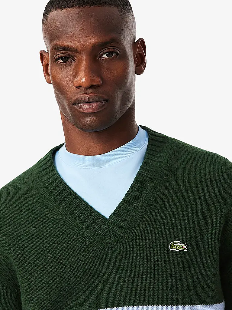 LACOSTE | Pullover
Marke: LACOSTE
Farbe: dunkelgrün
Kategorien: Mode,Herren
Tags: Fashion Tipp

Ärmellänge: Langarm
Ausschnitt: V-Ausschnitt
Material: Strick,Wolle
Musterung: Ringel
Passform (Oberbekleidung): Regular
Stil: Trend
Details: Logo | Verde scuro