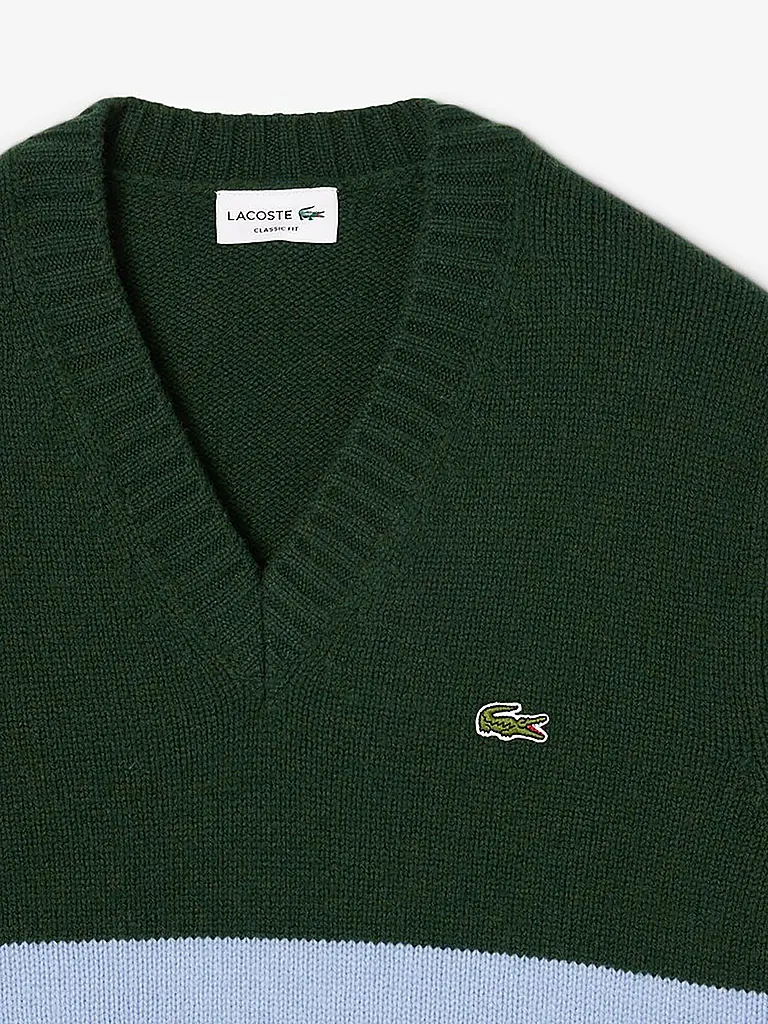 LACOSTE | Pullover
Marke: LACOSTE
Farbe: dunkelgrün
Kategorien: Mode,Herren
Tags: Fashion Tipp

Ärmellänge: Langarm
Ausschnitt: V-Ausschnitt
Material: Strick,Wolle
Musterung: Ringel
Passform (Oberbekleidung): Regular
Stil: Trend
Details: Logo | Verde scuro
