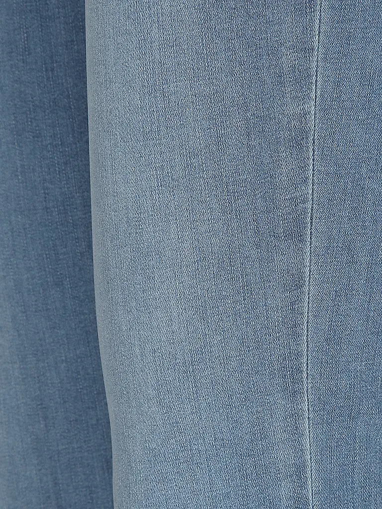 MARC CAIN | Nome prodotto: Jeans Slim Fit SILEA
Marca: MARC CAIN
Colore: blu
Categorie: Moda,Donna

Materiale: Denim,Cotone,Stretch
Motivo: Tinta unita
Lunghezza (Pantaloni/Jeans): Lunghezza 7/8
Stile: Glamour
Altezza vita: Vita alta
Dettagli: Tasche laterali,Strass | Blu