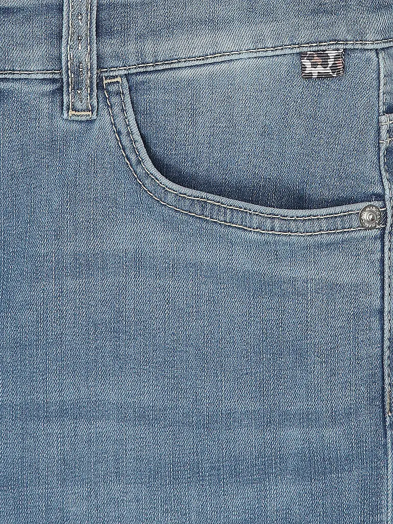 MARC CAIN | Nome prodotto: Jeans Slim Fit SILEA
Marca: MARC CAIN
Colore: blu
Categorie: Moda,Donna

Materiale: Denim,Cotone,Stretch
Motivo: Tinta unita
Lunghezza (Pantaloni/Jeans): Lunghezza 7/8
Stile: Glamour
Altezza vita: Vita alta
Dettagli: Tasche laterali,Strass | Blu
