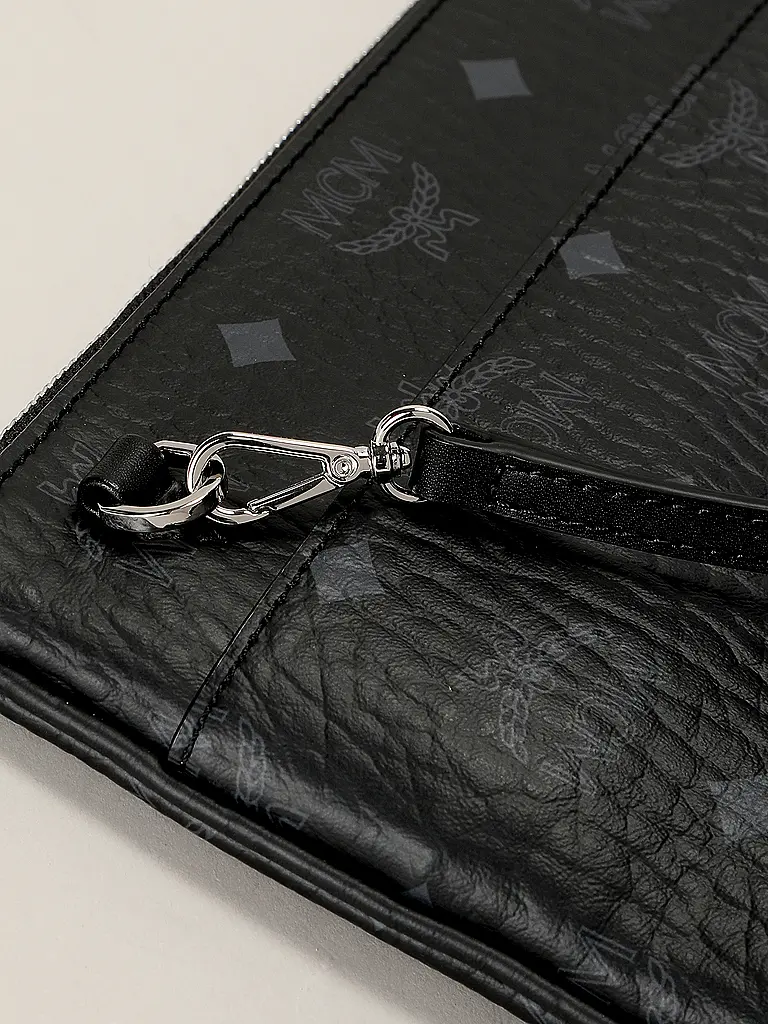 MCM | Nome prodotto: Beauty case AREN IN VISETOS
Marca: MCM
Colore: nero
Categorie: Moda,Donna

Motivo: Logo
Stile: Trendy | Nero