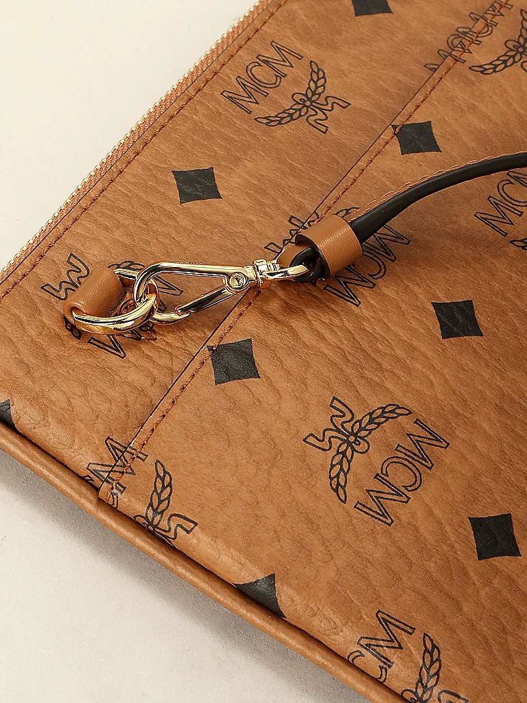 MCM | Nome prodotto: Borsa per cosmetici AREN IN VISETOS
Marca: MCM
Colore: marrone
Categorie: Moda,Donna

Materiale: Tela,Pelle
Motivo: Logo
Stile: Trendy | Marrone