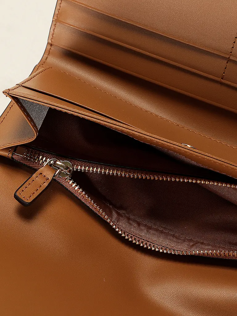 MCM | Nome prodotto: Portafoglio AREN Large
Marca: MCM
Colore: marrone
Categorie: Moda, Donna

Materiale: Canvas
Motivo: Logo
Stile: Trend | Marrone