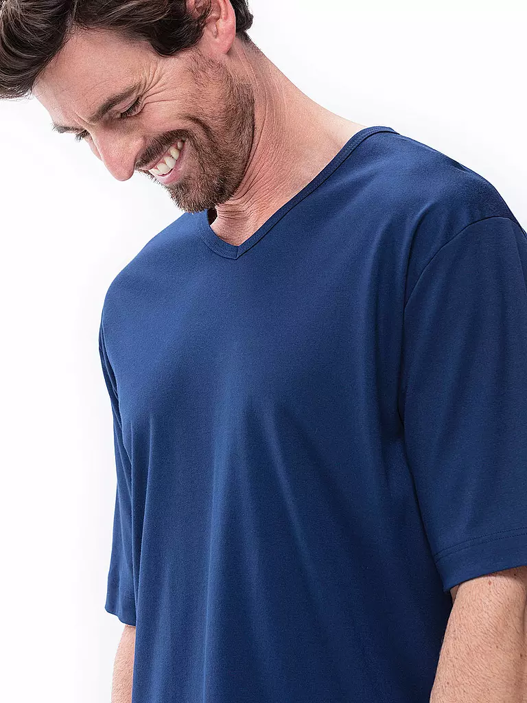 MEY | Nome prodotto: Pyjama T-Shirt MELTON
Marca: MEY
Colore: blu
Categorie: Moda, Uomo

Lunghezza manica: Manica corta
Scollo: Scollo a V
Materiale: Cotone | Blu