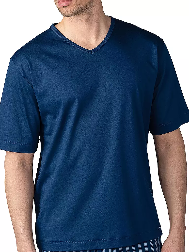 MEY | Nome prodotto: Pyjama T-Shirt MELTON
Marca: MEY
Colore: blu
Categorie: Moda, Uomo

Lunghezza manica: Manica corta
Scollo: Scollo a V
Materiale: Cotone | Blu