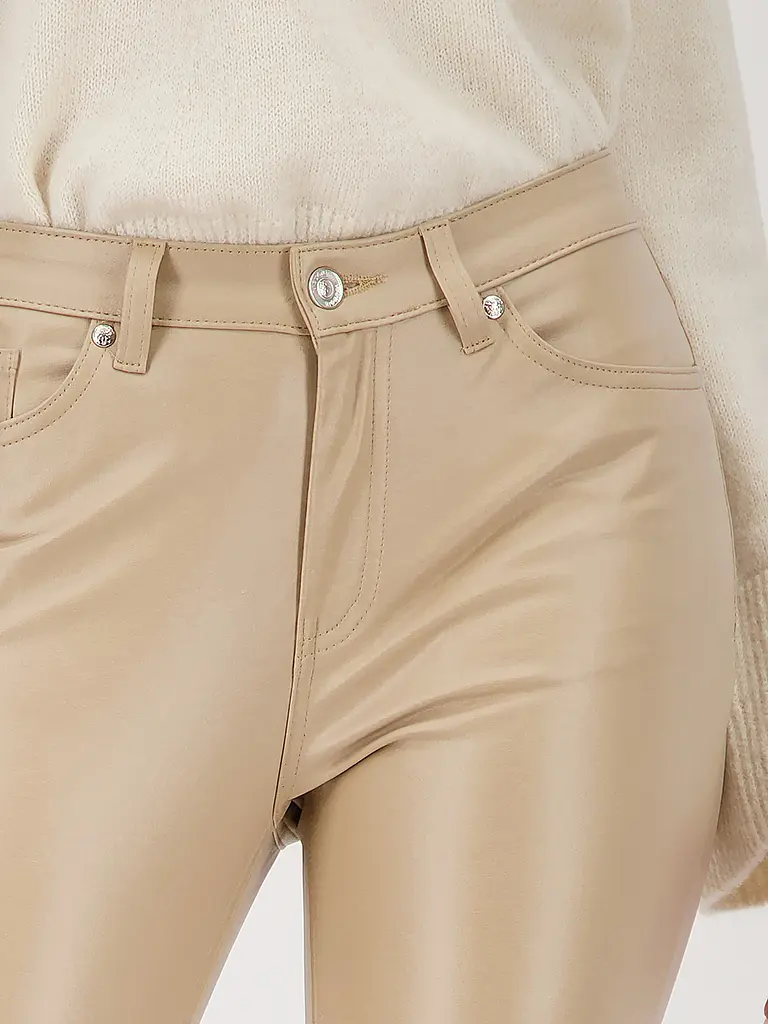 MONARI | Pantaloni slim fit effetto pelle | Cammello