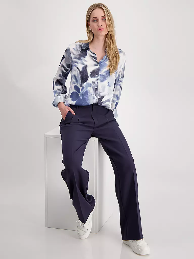MONARI | Prodotto: Blusa
Marca: MONARI
Colore: blu
Categorie: Moda,Donna
Tag: Taglie forti

Lunghezza manica: Manica lunga
Materiale: Viscosa
Forma colletto: Colletto a camicia
Motivo: All-over,Fiorito
Vestibilità (capispalla): Regular
Stile: Glamour | Blu