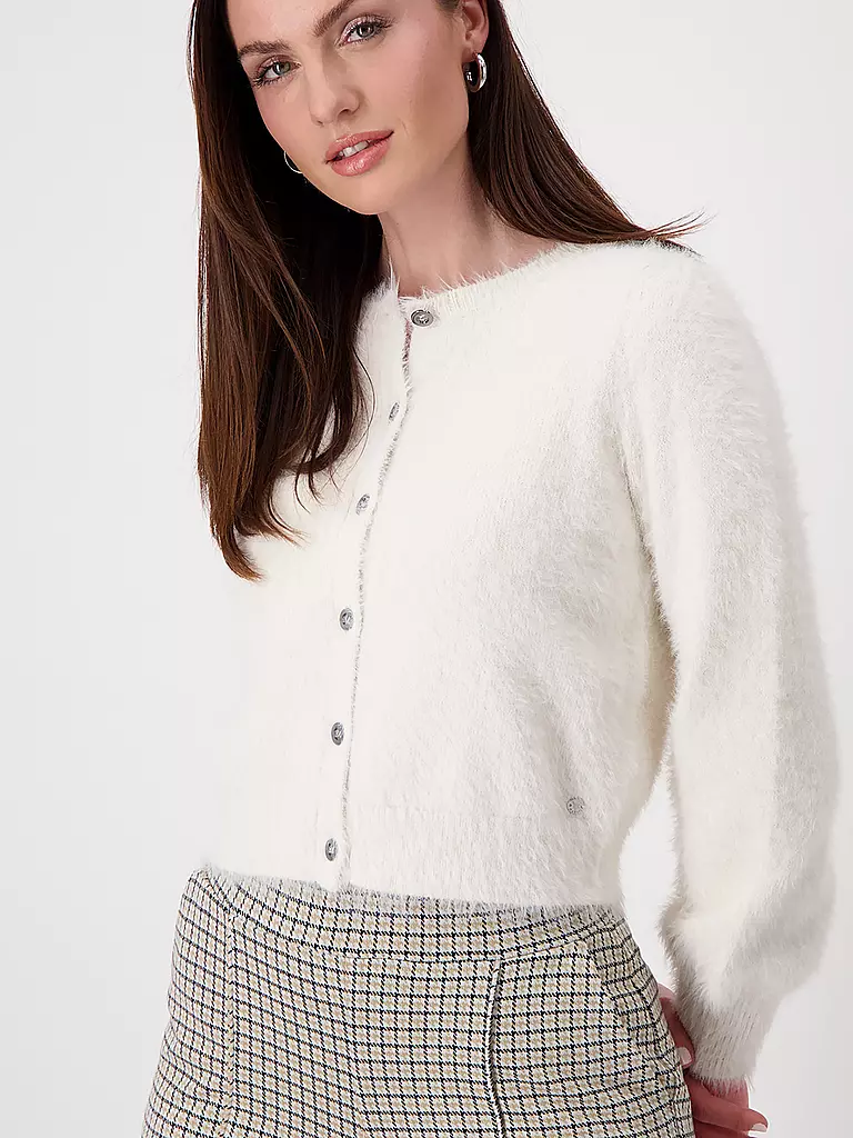 MONARI | Produktname: Jäckchen
Marke: MONARI
Farbe: creme
Kategorien: Mode,Damen
Tags: Große Größen

Ärmellänge: Langarm
Ausschnitt: Rundhalsausschnitt
Material: Poliacrilico/acrilico,Maglia
Musterung: Tinta unita
Stil: Glamour | Crema