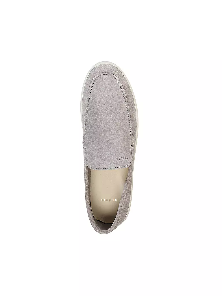 NUBIKK | Loafer JORO MIO
Marchio: NUBIKK
Colore: grigio
Categorie: Moda, Uomo

Materiale: Pelle
Motivo: Tinta unita
Stile: Trend
Dettagli: Logo
Altezza del tacco: Tacco basso | Grigio