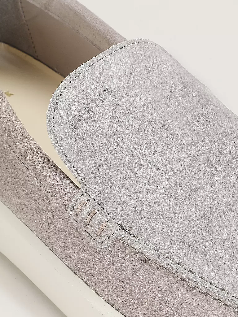 NUBIKK | Loafer JORO MIO
Marchio: NUBIKK
Colore: grigio
Categorie: Moda, Uomo

Materiale: Pelle
Motivo: Tinta unita
Stile: Trend
Dettagli: Logo
Altezza del tacco: Tacco basso | Grigio