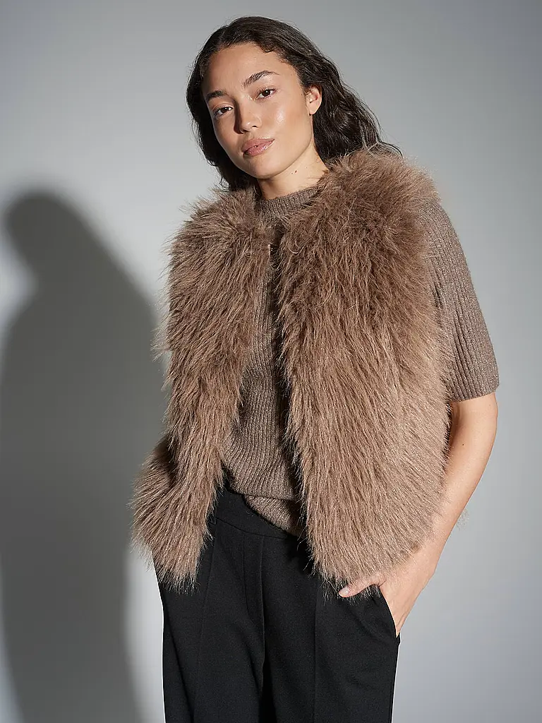 OPUS | Gilet in pelliccia sintetica WONDRA

Marke: OPUS
Farbe: camel
Kategorien: Moda,Donna

Lunghezza manica: Senza maniche
Scollo: Girocollo
Materiale: Pelliccia sintetica,Poliestere / Poliammide
Motivo: Tinta unita
Vestibilità (capispalla): Ampio
Stile: Pure | 