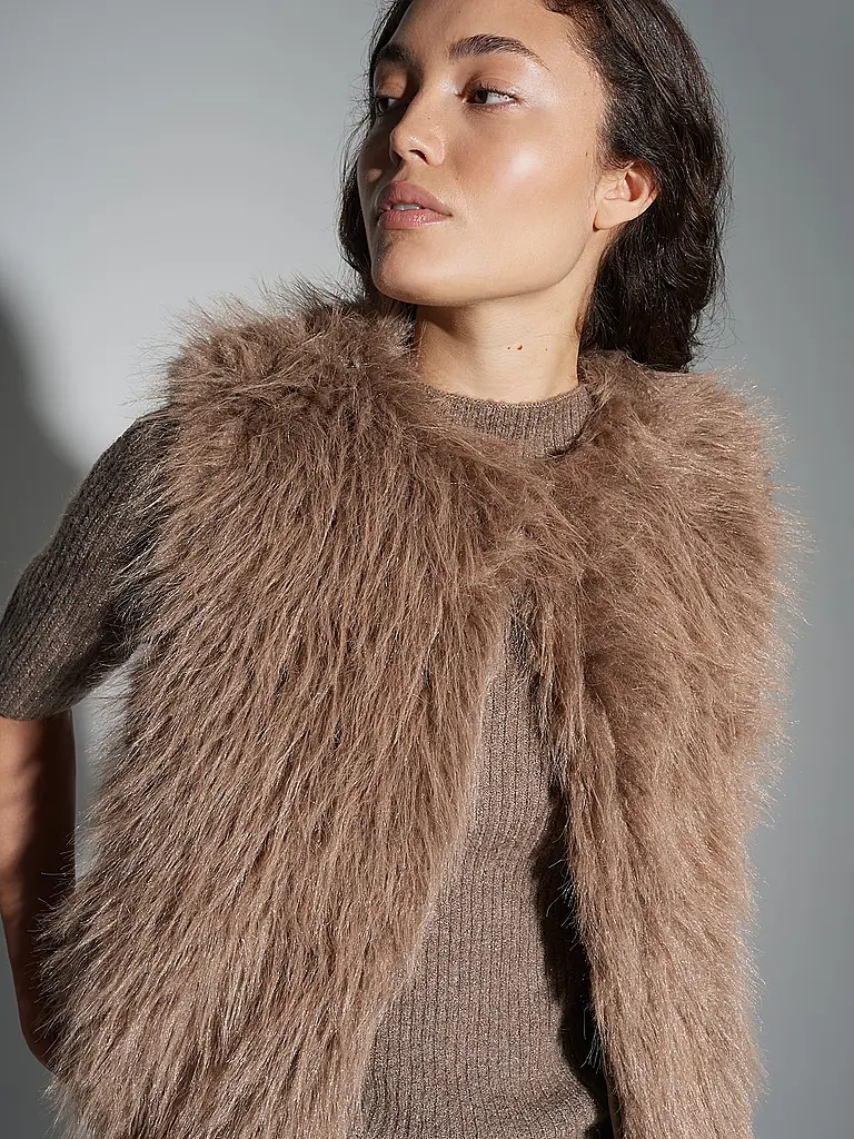 OPUS | Gilet in pelliccia sintetica WONDRA

Marke: OPUS
Farbe: camel
Kategorien: Moda,Donna

Lunghezza manica: Senza maniche
Scollo: Girocollo
Materiale: Pelliccia sintetica,Poliestere / Poliammide
Motivo: Tinta unita
Vestibilità (capispalla): Ampio
Stile: Pure | 