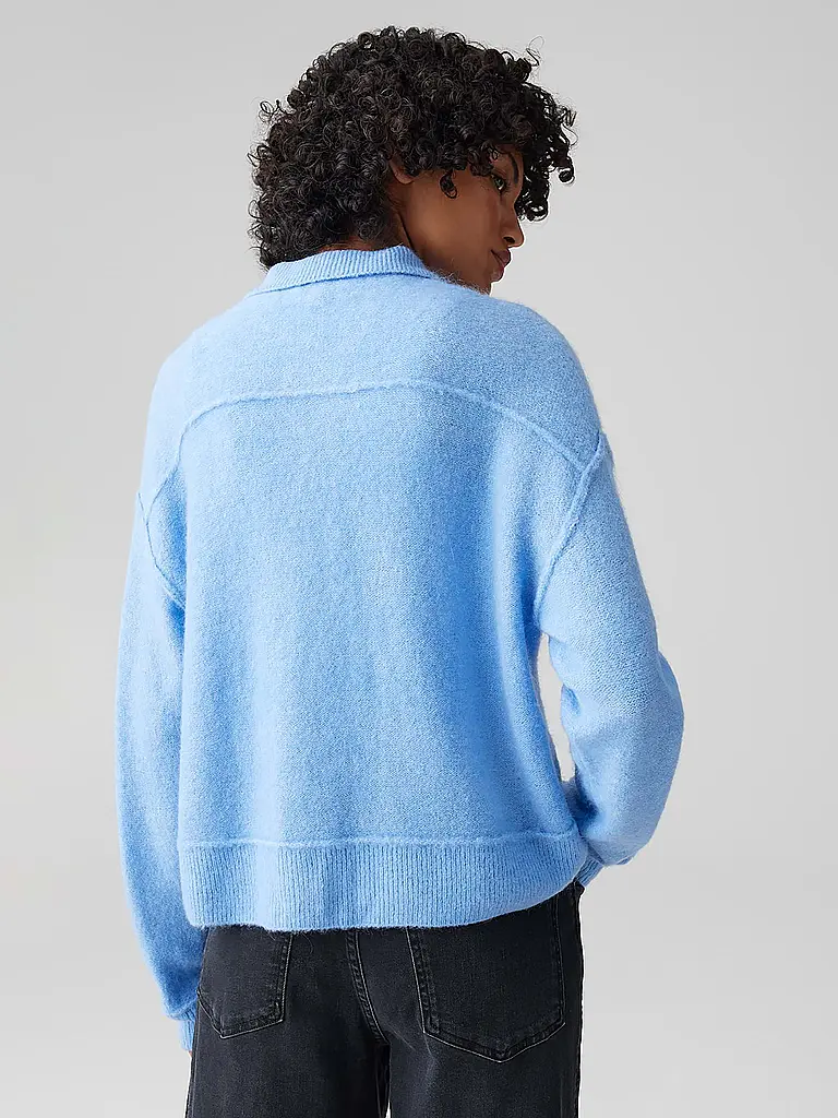 OPUS | Nome prodotto: Cardigan DANEKE
Marca: OPUS
Colore: azzurro
Categorie: Moda,Donna

Lunghezza manica: Manica lunga
Materiale: Poliacrilico / Acrilico,Poliestere / Poliammide,Maglia
Tipo di colletto: Collo Kent
Motivo: Tinta unita
Vestibilità (capispalla): | 