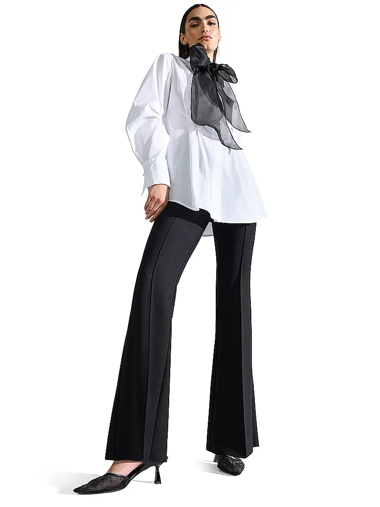 RIANI | Produktname: Pantaloni Flared Fit
Marke: RIANI
Farbe: nero
Kategorien: Moda,Donna

Materiale: Viscosa, Poliestere / Poliammide, Stretch
Motivo: Tinta unita
Lunghezza (Pantaloni/Jeans): Lunghezza normale
Stile: Pure
Altezza vita: Vita media | 