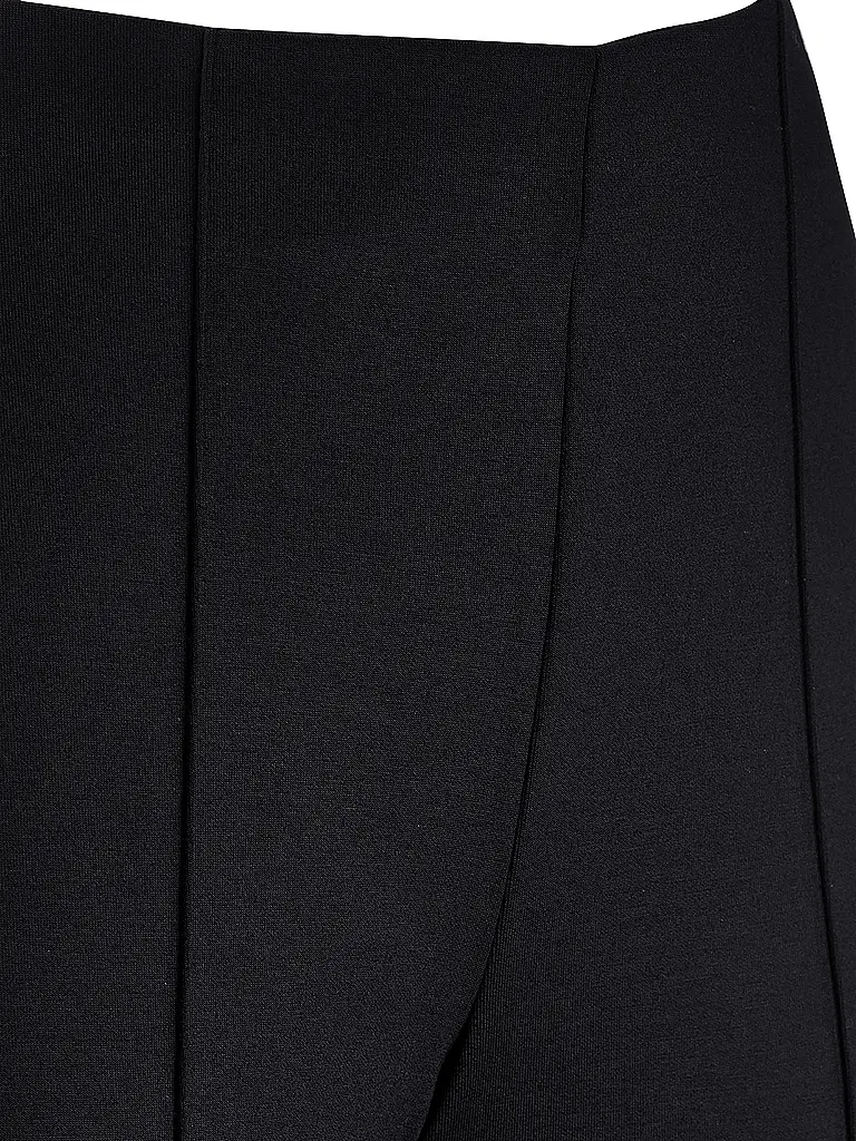 RIANI | Produktname: Pantaloni Flared Fit
Marke: RIANI
Farbe: nero
Kategorien: Moda,Donna

Materiale: Viscosa, Poliestere / Poliammide, Stretch
Motivo: Tinta unita
Lunghezza (Pantaloni/Jeans): Lunghezza normale
Stile: Pure
Altezza vita: Vita media | 