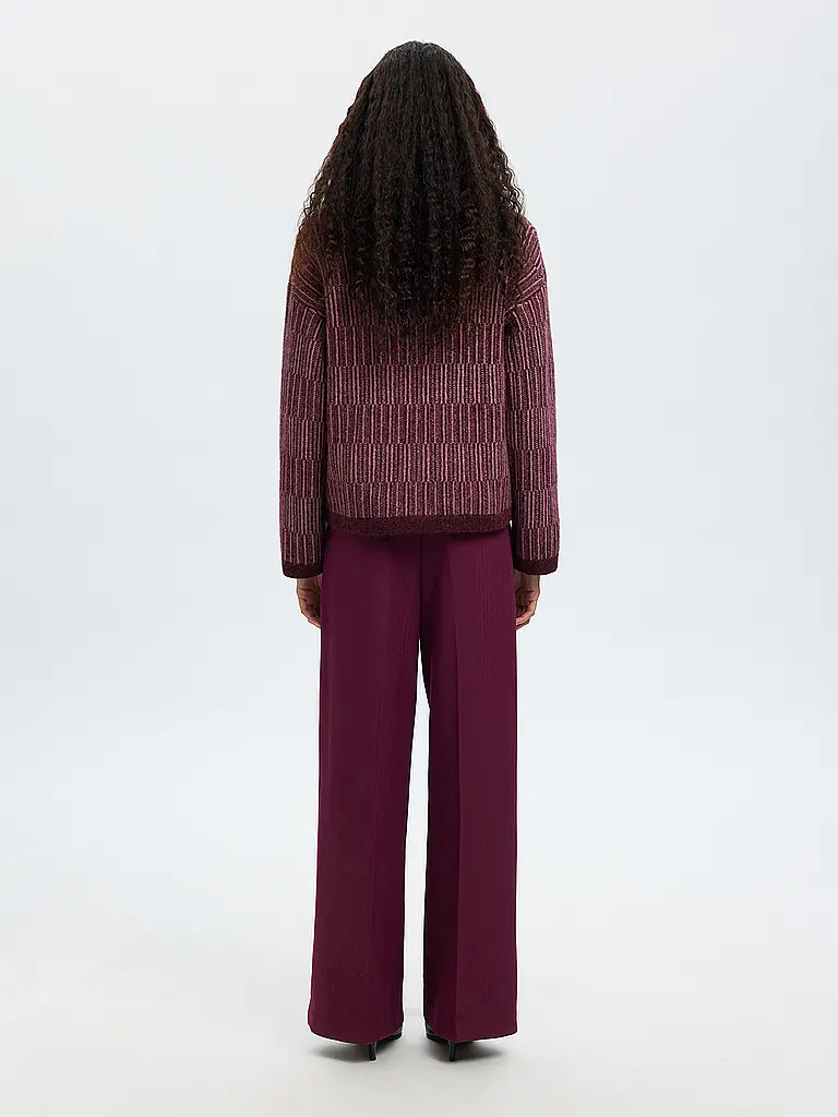 SELECTED FEMME | Cardigan SLFALVA
Marke: SELECTED FEMME
Farbe: dunkelrot
Kategorien: Moda, Donna
Lunghezza manica: Manica lunga
Scollo: Scollo a V
Materiale: Lana, Alpaca, Poliestere / Poliammide, Nylon, Stretch
Motivo: Tinta unita
Vestibilità (capispalla): Ampia
Stile: |