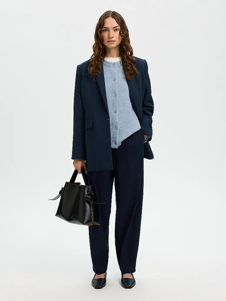 SELECTED FEMME | Prodotto: Strickjacke SLFLULU
Marke: SELECTED FEMME
Farbe: hellblau
Kategorien: Mode,Damen

Ärmellänge: Langarm
Ausschnitt: Rundhalsausschnitt
Material: Wolle,Strick
Musterung: Unifarben
Passform (Oberbekleidung): Regular | Blu chiaro