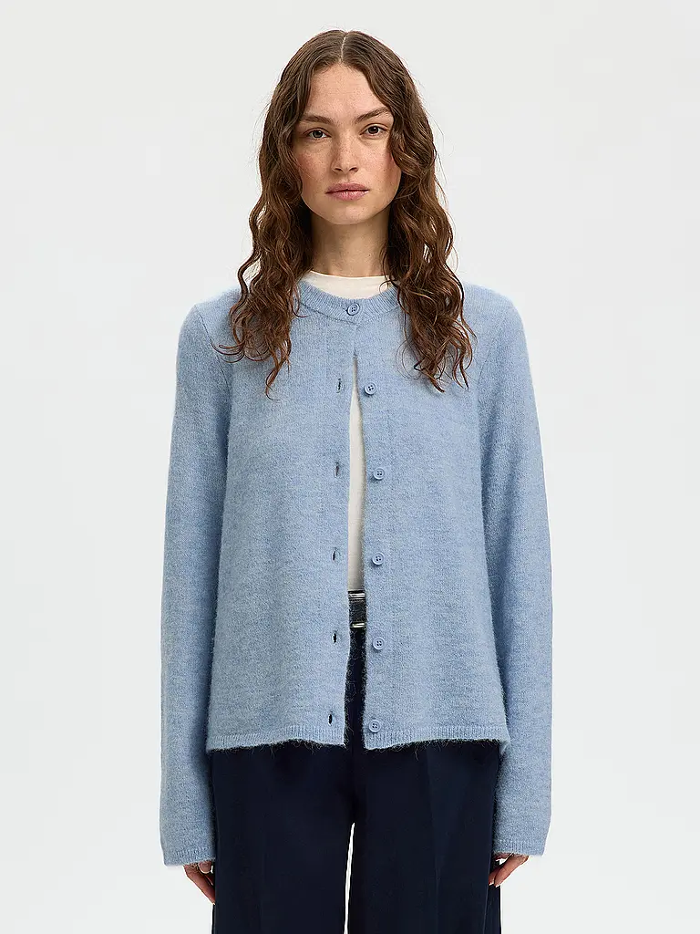 SELECTED FEMME | Prodotto: Strickjacke SLFLULU
Marke: SELECTED FEMME
Farbe: hellblau
Kategorien: Mode,Damen

Ärmellänge: Langarm
Ausschnitt: Rundhalsausschnitt
Material: Wolle,Strick
Musterung: Unifarben
Passform (Oberbekleidung): Regular | Blu chiaro