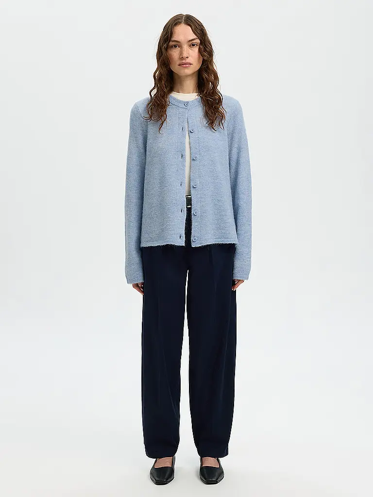 SELECTED FEMME | Prodotto: Strickjacke SLFLULU
Marke: SELECTED FEMME
Farbe: hellblau
Kategorien: Mode,Damen

Ärmellänge: Langarm
Ausschnitt: Rundhalsausschnitt
Material: Wolle,Strick
Musterung: Unifarben
Passform (Oberbekleidung): Regular | Blu chiaro