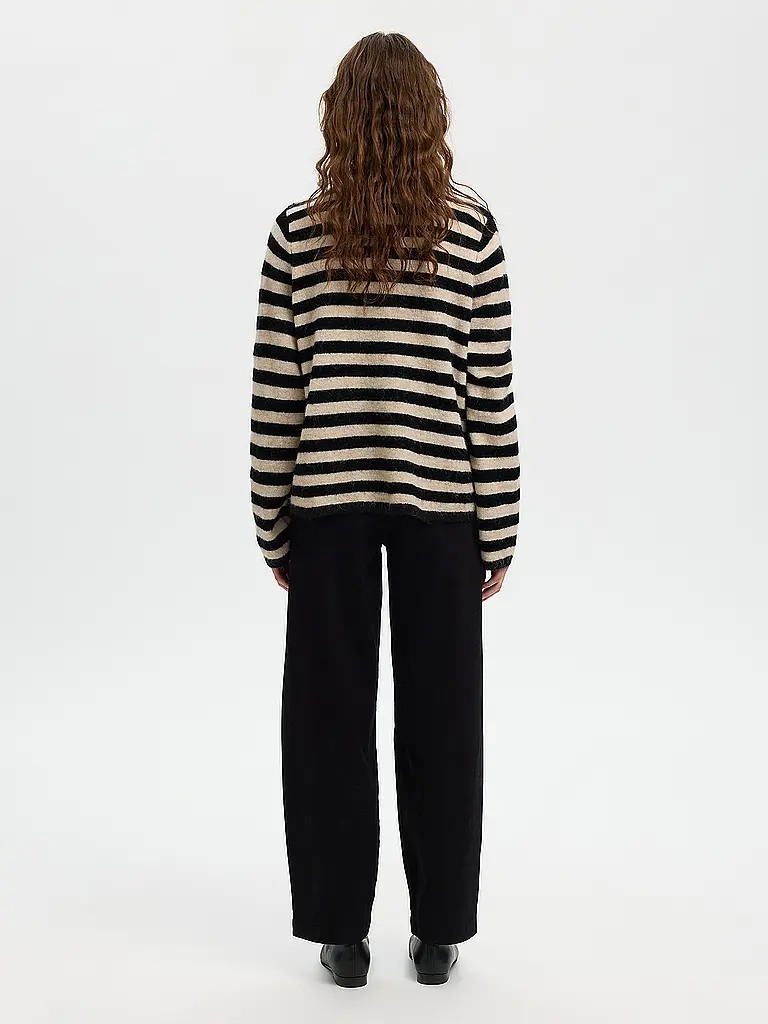 SELECTED FEMME | Strickjacke SLFLULU
Marke: SELECTED FEMME
Farbe: nero
Kategorien: Moda,Donna

Lunghezza manica: Manica lunga
Scollo: Girocollo
Materiale: Lana,Maglia
Motivo: A righe
Vestibilità (capispalla): Regular | Nero