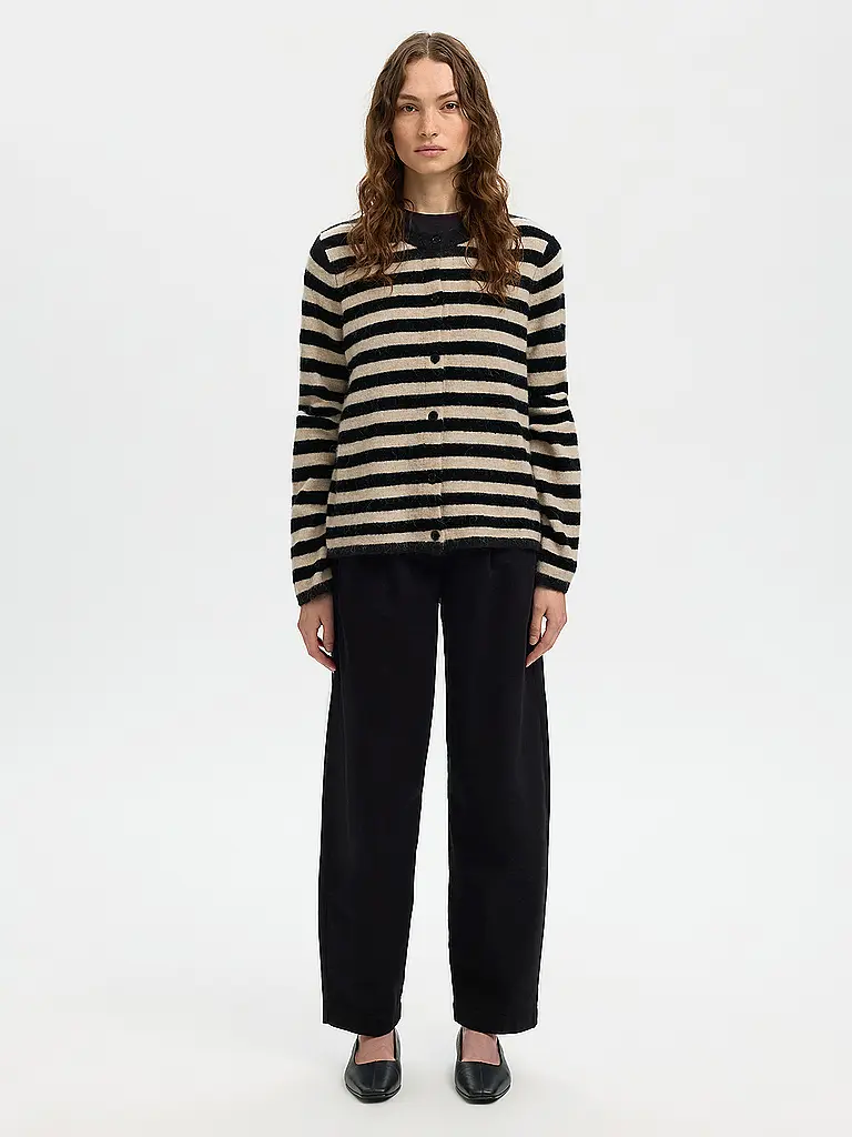 SELECTED FEMME | Strickjacke SLFLULU
Marke: SELECTED FEMME
Farbe: nero
Kategorien: Moda,Donna

Lunghezza manica: Manica lunga
Scollo: Girocollo
Materiale: Lana,Maglia
Motivo: A righe
Vestibilità (capispalla): Regular | Nero