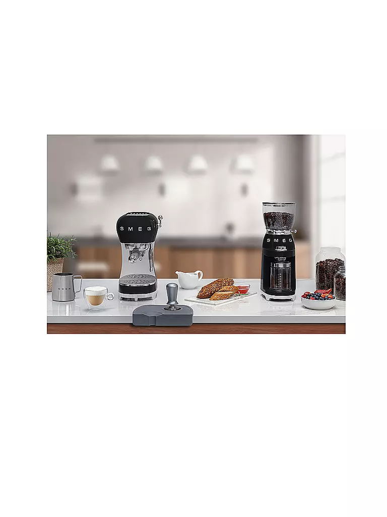 SMEG | Macchina da caffè espresso stile retrò anni '50 nera ECF02BLEU | 