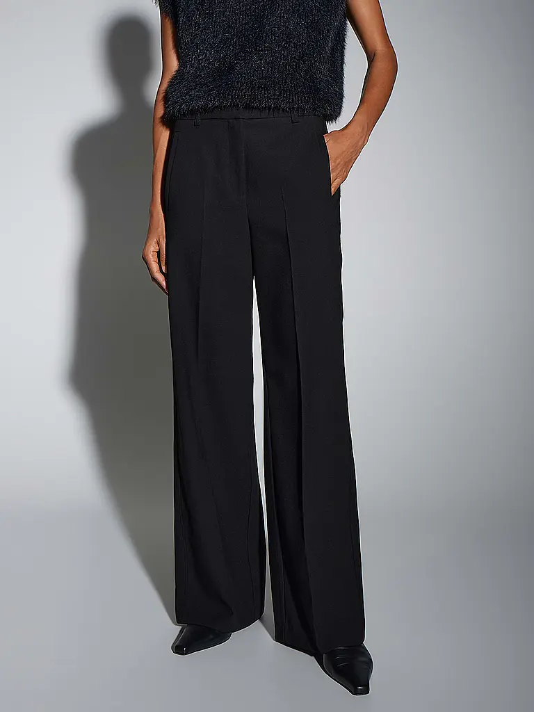 SOMEDAY | Marlenehose CATSBY DELIGHT
Marke: SOMEDAY
Farbe: schwarz
Kategorien: Mode,Damen
Material: Polyester / Polyamid,Viskose ,Stretch
Musterung: Unifarben
Länge (Hosen/Jeans): Normale Länge
Stil: Pure
Bundhöhe: High Waist
Details: Eingrifftaschen,Wide Leg |