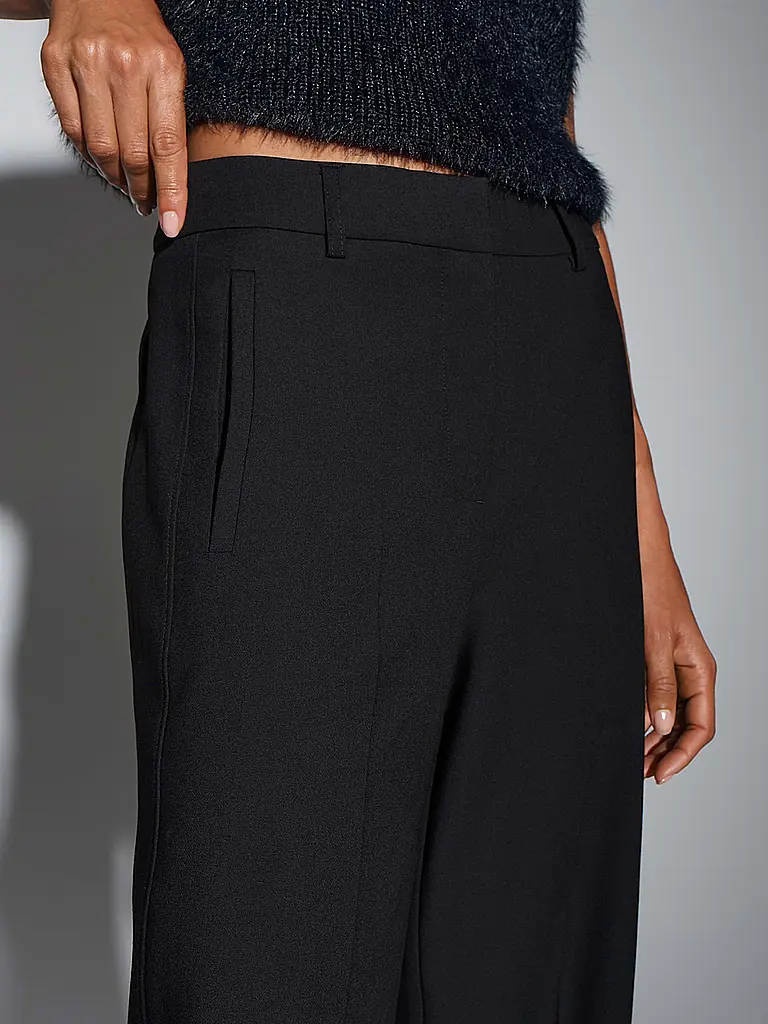 SOMEDAY | Marlenehose CATSBY DELIGHT
Marke: SOMEDAY
Farbe: schwarz
Kategorien: Mode,Damen
Material: Polyester / Polyamid,Viskose ,Stretch
Musterung: Unifarben
Länge (Hosen/Jeans): Normale Länge
Stil: Pure
Bundhöhe: High Waist
Details: Eingrifftaschen,Wide Leg |