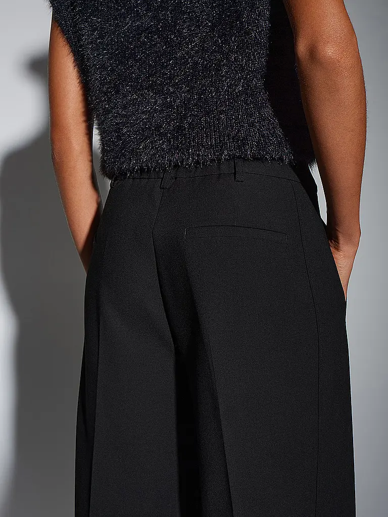 SOMEDAY | Marlenehose CATSBY DELIGHT
Marke: SOMEDAY
Farbe: schwarz
Kategorien: Mode,Damen
Material: Polyester / Polyamid,Viskose ,Stretch
Musterung: Unifarben
Länge (Hosen/Jeans): Normale Länge
Stil: Pure
Bundhöhe: High Waist
Details: Eingrifftaschen,Wide Leg |