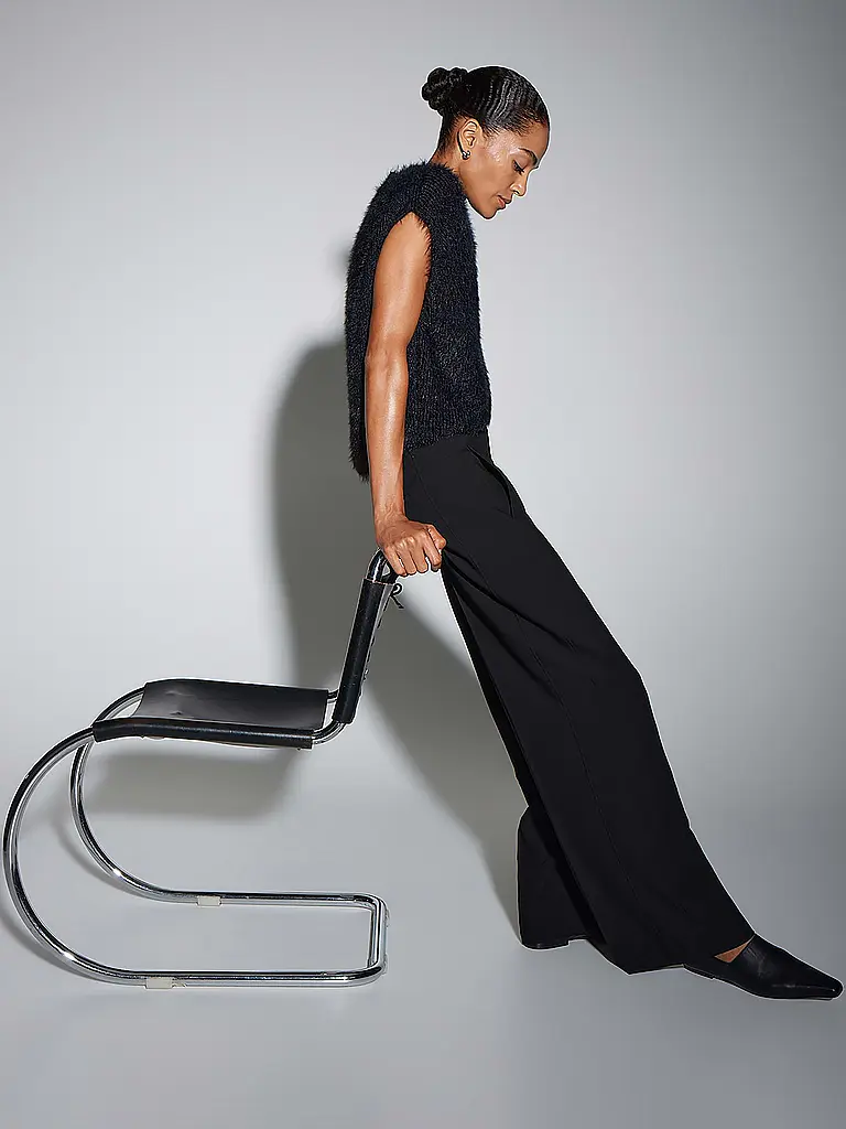 SOMEDAY | Marlenehose CATSBY DELIGHT
Marke: SOMEDAY
Farbe: schwarz
Kategorien: Mode,Damen
Material: Polyester / Polyamid,Viskose ,Stretch
Musterung: Unifarben
Länge (Hosen/Jeans): Normale Länge
Stil: Pure
Bundhöhe: High Waist
Details: Eingrifftaschen,Wide Leg |